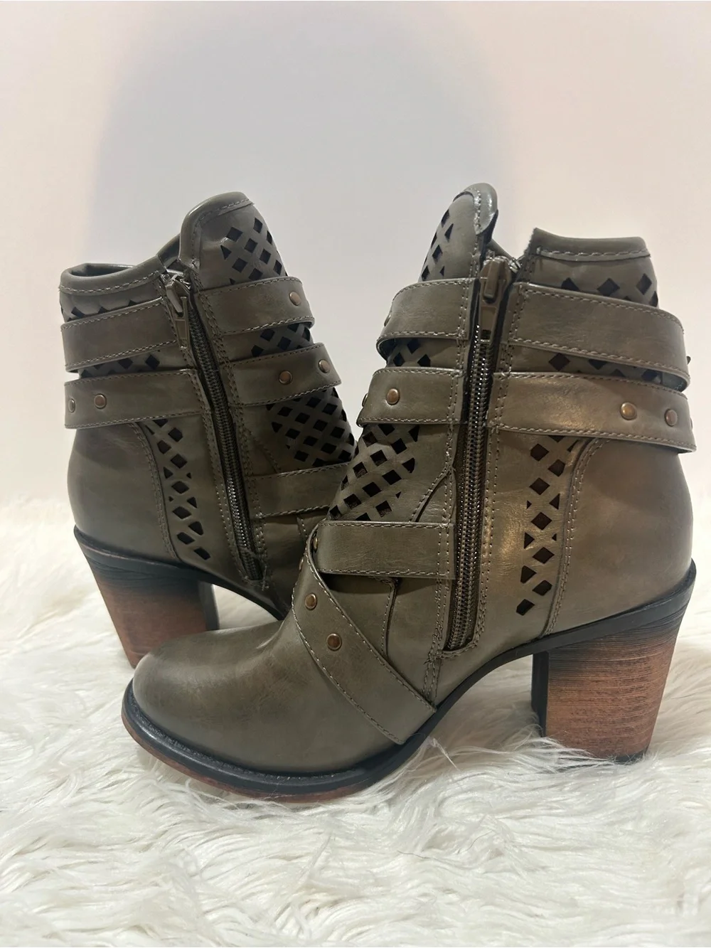 Pierre Dumas Sz 7 Women’s Gray Strap Ravenna Heel Booties